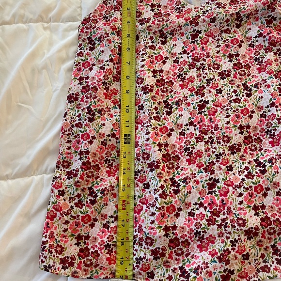 Vince Camuto V-Neck Floral Tank Blouse. Very feminine. Very pretty. Lined. - Picture 9 of 13